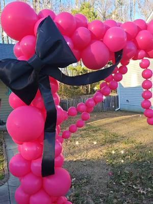 Just doing a little crafting and ballooning in the new year! #giantbow #squarearch #balloondecor #organicballoons 