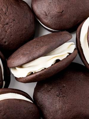 Whoopeeee! It's 2025! Let's celebrate with whoopie pies! Recipe on cakemehometonight.com. #whoopiepies #whoopiepie 