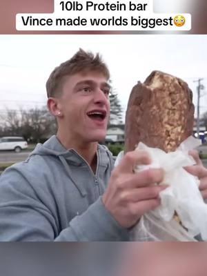 Vince made worlds biggest protein bar 😳 #vinceaesthetic #aesthetic #youtube #youtubeclip #prank #proteinbar #protein #gym #GymTok 