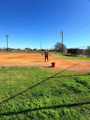 What you see at the very end, is what makes all the days throwing softballs around with my daughter all worth it. It's been a hell of a year 🥎🫶🏼 Last workout of 2024 was a great one 💋 #softball #newyear #girlswithgame #pitcher #firstbaseman 