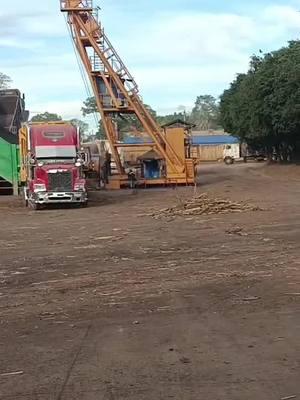 EL MONSTER TIRANDO FLOU 😎😎🔥🔥😍 #camionerosdecorazon💪😍🚚 #camioneshermosos #rastrascañeras #cañeros_de_el_salvador🇸🇻🤍 #amantedelavelocidad #cañeros_de_el_salvador🇸🇻🤍 #transortepesado #😎🔥😎 #cañerosdecorazón #parati #viral #centralizalco 