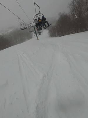 butters under the chairlift ❄️🧈 #snowboard #snowboarding #northeast #vermont #skiing #snow #fyp  