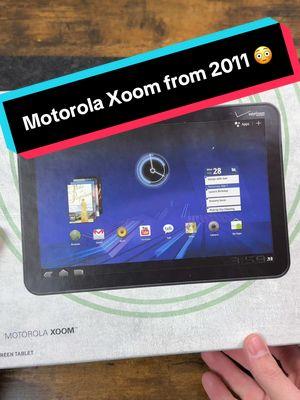 Anyone remember the Motorola Xoom? 👀 #motorola #xoom #2011 #android #androidhoneycomb #tech #tablet #retro #techtok #ianstech 