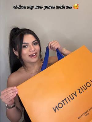 Started from the bottom now we’re here 👛🖤  #unbox #unboxingvideo #louisvuittonbag #latinacontentcreator #luxurybag #latina #smallbag #startedfromthebottom 