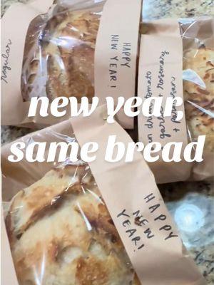 New year, Same Bread 🎊🪩#sourdough #sourdoughbread #sourdoughtiktok #sourdoughtok #sourdoughbags #bagsforbread #breadbags #sourdoughstarter #sourdoughscoring #sourdoughscoring #teamwork 