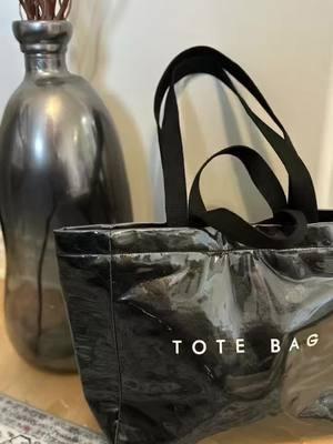 Longer handles have arrived!!! #tote #totebags #totebagaesthetic #whatsinmybag #whatsinmypurse #totebagstyle #purse #handbags #shoulderbag #TikTokShop #tiktokshopfinds #ttsdelightnow #tiktokshoppicks #mademyyear #newyearnewaura