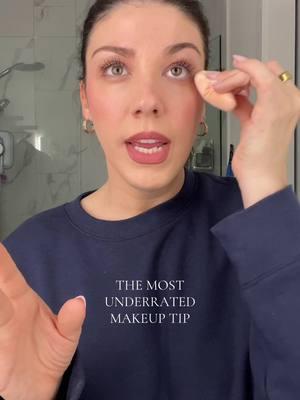 The simplest little tip that makes such a big difference!📢 #makeuptips #makeuptutorial #concealer #concealerhack #undereyecreasing #smilelines 