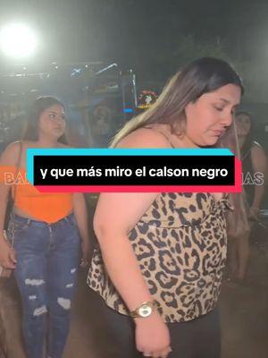 quien más miro el calson negro #calson #negro #baile #fiesta #pareja 