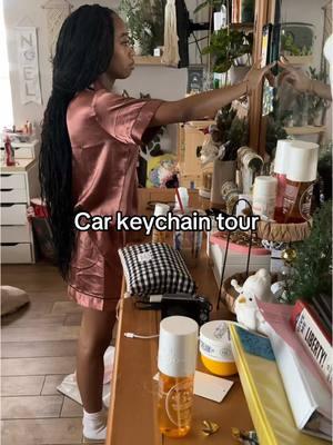 @Jordyn 🙋🏻‍♂️💫 there’s so much chain for one key 😭 #keychain #carkeys #momsofteens #motherdaughter #motherdaughterduo #momanddaughter #newyearsday #jellycat 