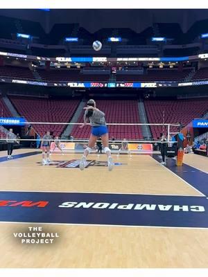 Olivia Babcock of Pitt volleyball breaks down her lethal top spin serve with The Volleyball Project at the final four in Louisville, Kentucky  . . #thevolleyballproject #volleyball #volleyballproject #ncaavolleyball 