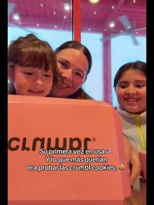 Su único objetivo de que les aprobaran la visa era para probar la crumbl cookies y esta fue su reacción 😂🙊 #crumblecookie #sobrinas #2025 #fypシ #parati #viral 