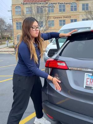 What a flirty car 🚙😏 #fyp #7elevengirl #amandabailaconlabanda 🎥: @Ofe/ fans de Temerarios. 