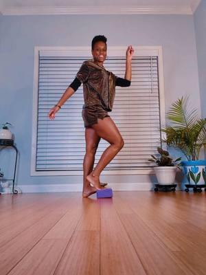 Happy New Year. We gon increase the self love even more this year 😍 Join me Jan 13 so we can unlock our hips and delve deeeep.  yes..it's all connected. and it's not jus physical y'all. it goes deep. go to link in my bio and click on the first option #ankles #mobility #mobilityexercise #anklemobility #flexibility 