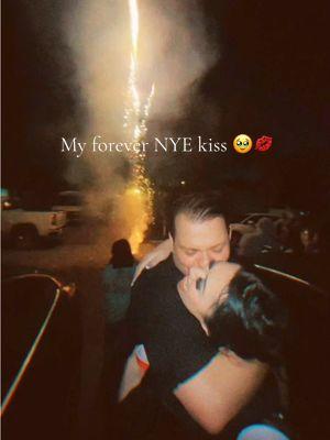 Best way to start the year 🥹 #newyears #2025 #newyearskiss #fireworks #Love #nicki97 ##amordemivida