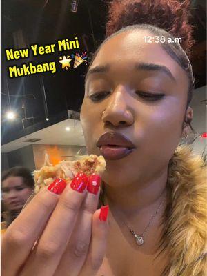 What was your first meal of the new year ? #asianfriedchicken #koreanfriedchicken #whiterice #mukbang #newyearsmukbang #newyearsmeal #happynewyear #2025 