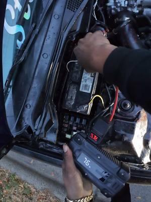 Helping a random stranger using the BRPOM 6000a jumper starter. . . . #BRPOM #BRPOM6000a #jumperstarter #jumpstart #automotive #trucker #trucking #truckersoftiktok #fyp #fypage #fy 