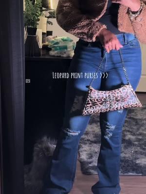 So cute! #fyp #tiktokshopmusthaves #leopardprint #leopardpurse #flarejeans #cutejeans #fallfashioninspo #OOTD 