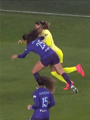 Two players, one braincell 🤣⚽ Perfectly in sync 👯‍♀️ #NWSL 