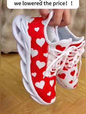 I dropped my wallet #viralshoes #sneakers #womensneakers #walkingshoes #ValentinesDay #valentinesdaygift #womenshoes #spotlightfinds #tiktokshopnewyearnewaura 