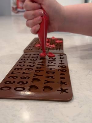 I honestly don’t know why I was singing that baseball song when tapping the chocolate 💀 #cookiecake #bluecottagebakery #cakedecorating #cookiecakes #bakingasmr #asmr #cakevideos #numbercakes #lettercakes #r #h #s #frosting