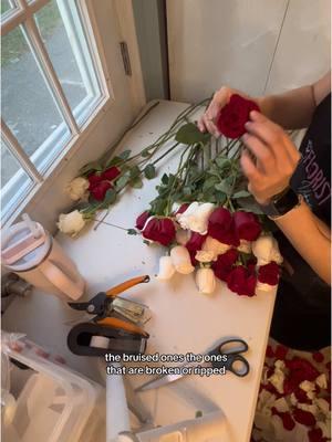 how to prep your roses to achieve a flat top bouquet 🪄 #flatbouquet #flowerbouquet #rosebouquet #dmvflorist #vaflorist #fredericksburgflorist #fredericksburgbouquets #reynaflores #ramobuchon #virginia #virginiaflorist #fredericksburgva #dmv #fredericksburg #fredericksburgflorist #fredericksburgflowers #roses #SmallBusiness #florist #ramos 