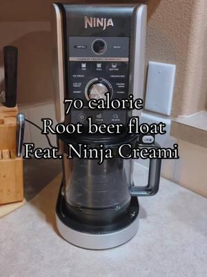 ✨70 calorie guilt free protein root beer float ✨ Recipe:  1 fair life Core Power vanilla protein shake  5g vanilla extract  1g salt (optional)  1g xanthan gum   2 packs of sugar free root beer mix & soda water (or any sugar free root beer can)   Chill mason jars before serving! Recipe makes two servings. 6 scoops @ 28 calories per scoop  #ninjacreami #ninjacreamirecipe #rootbeerfloat #proteinshake 