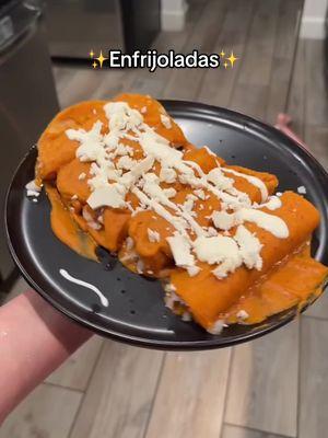 @Pao Enfrijoladas 🤤🤌🏼  Ingredientes:  Un trozo de cebolla 3 chiles guajillo 4-5 chile de árbol 3 dientes de ajo.  Puedes rellenarlos en el medio con queso o queso con cebolla blanca. #enfrijoladas #mexicanrecipes #dinner #DinnerIdeas #recetasfaciles #recetasmexicanas #fyp #easydinner #makedinnerwithme 