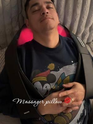 A este masajista le doy 10/10 se los recomiendo mi gente 💋 #fy #fypシ #fypシ゚viral #paratiiiiiiiiiiiiiiiiiiiiiiiiiiiiiii #masages #maquina #massagerpillow #cuello #sastifecho #TikTokShop #viralvideo #boss #eljefe 