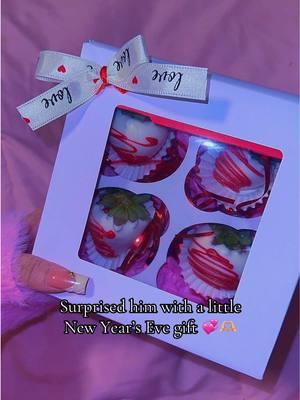 His reaction was priceless 🥹💗  #chocolatecoveredstrawberries #dippedberries #fyp #fypシ #forhim #present #strawberry #chocolate #dessert #amor #2024wrapped #paratiiii 