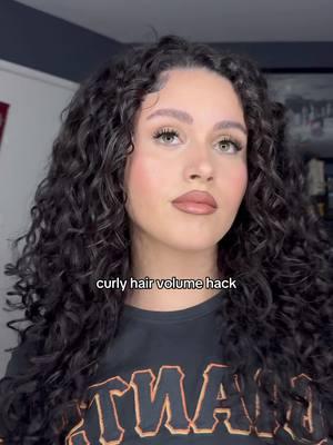 curly volume hack 🤍 all you need is a hair pick & hairspray! ✨ #curlyhair #curlyhairhacks #volumehack 