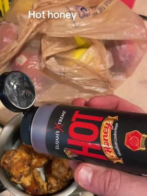 Hot honey on chicken wings #foodtiktok #hot #honey #hothoney #sauce #honeyglazed #chickenwings #tiktokfood #tiktokfinds 