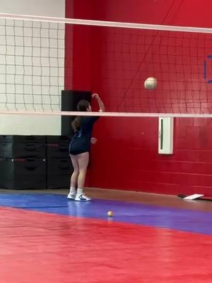 Good job ladies imma ask to see if I can mike all you 3 next private #moring #volleyball #drills #travelball #gettingready #setter #middle 