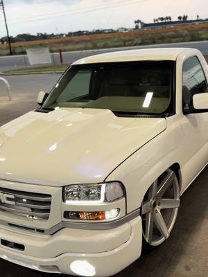 That blue pearl poppin out🥶🧊  #statik #suelo #suelomob #trucksoftiktok #trucks #droppedtrucks #gmc #sierra #fypageシ #viralvideo #trokiando #fyp #htx #dropped #trokas 