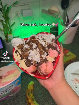 Make a sundae with us 🤭 #sundae #icecream #foodtiktok #snacktok #fy #fypシ゚viral #foryourpage #desserttiktok #dessertideas #girlfriends #girlfriendsbelike 