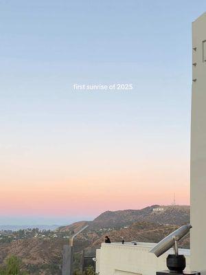 happy new year 🤍  watching the sunrise at the griffith observatory was the best way to start the new year. feel so grateful and lucky for this life. I have a feeling 2025 is going to be a transformative year for everyone!! wishing everyone a happy new year filled with love and happiness - hope you achieve all your goals this year 🫶🏻 #griffithobservatory #griffith #sunrise #losangeles #viewpoint #views #aesthetic 