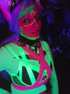 Come here boy! 😏😏 #fyp #viralvideo #cosplay #occosplay #Raven #biohazard #neko #glowkitty #blacklight #uvlight #uvmakeup #glow #glowqueen #chaossquad🍣🔥 #sushi_n3k0🍣 #sushi_n3k0 