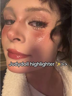 How pretty can a girl feel with this…😭✨ @Judydoll US  🏷️:#judydoll #judydollhighlight #judydollhighlighter #glitter #glittermakeup #valentinesmakeup #girly #pretty #latina #xhsmakeup #douyinmakeup #xiaohongshumakeup 