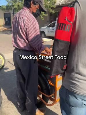 Who knows what this guy is preparing?  #mexico #mexicantiktok #mexicanfood #mexicanfoodislife #mexico🇲🇽🇲🇽🇲🇽🇲🇽🇱🇷🇱🇷🇱🇷🇱🇷 #mexico🇲🇽tiktok #fyppp #mexicanoschingones #mexicanfood #mexicanstreetfood #tamales #chicano #mexicana #mexicanmom  