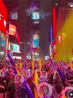 New York Traditional Ball Drop New Years Eve Countdown #newyorkphoto #mamabicnyc #pinaybeshie #itikitik🦆 #hya45 #pinaymomover50inflorida🇵🇭 #pinoytexas787 #clarkkent🦸 #1382gemma #cocosister🇨🇦🇺🇸🤪 