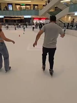 JAJAJAJAJAJA😂! #patinaje #patinajesobrehielo #fypシ #fyp #paratii #paratiiiiiiiiiiiiiiiiiiiiiiiiiiiiiii #dallas #galleriadallas #caidasgraciosas #caidas #IceSkating #ice 