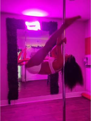 Happy New Year 🤍✨ #2025 #happynewyear #poledancer #poledance #fypシ゚viral #polebeginner #polesport #polecombo #neon #montanasplace #montanasplayground #movewithpurpose 💪🤍