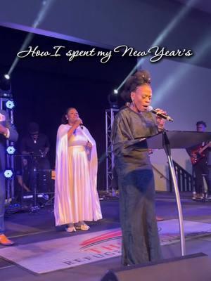 Blessed to have been able to enter the New Year like this with my church 🙏🏾🙌🏾❤️ If you’re in the Florida Area looking for a church, come and join us Next SUNDAY…We’ll be waiting for you with open arms🤗 #Jesuslovesyou #praisetheLord #newyearscelebration #allforJesus #cometothealtar 