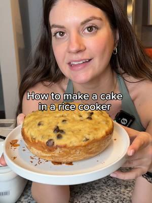 How to make cake in your rice cooker. I have this exact one in my amaz0n💕 Recipe: 2 ripe bananas  2 eggs 1/4 cup whole milk 4 tablespoons maple syrup  Pinch salt 1/2 tsp cinnamon  1/2 tsp baking powder  1/4 cup oil  1 &1/3 cup AP flour  Mini chocolate chips  Optional: protein powder  #ricecookercake #ricecookerhacks #healthybreakfast #breakfastcake 