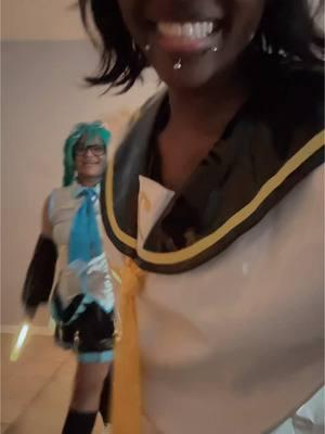 You already know I had to do it one time 🤣🤣 #hatsunemiku #hatsunemikucosplay #kagaminelen #kagaminelencosplay #vocaloid #cosplay #cosplayer #foryou #fyp #fypシ 