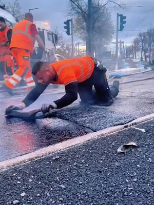 Manual laying of asphalt, the process looks decompressed and comfortable!#Laying asphalt#science#workers#paving roads