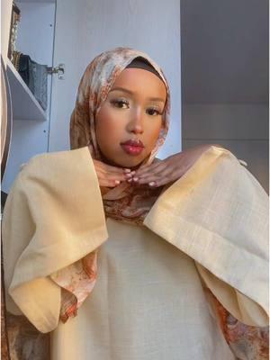 Linen abayas have my heart🤎#linenabaya #abaya #abayagirls #muslimgirls #grwm #ootdhijab #somaligirls #somalitiktok #fypシ 