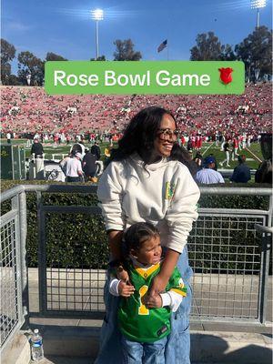 The first of many Rose Bowl games for my mini 🌹 #thegranddaddyofthemall #rosebowlgame #newyearsday #rosebowl #rosebowlstadium #CollegeFootball #cfpplayoffs #cfp #scoducks #oregonducks 