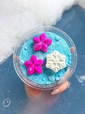 Sweet Pea from @Cozmic Kitchen ⁣ ⁣ #cozmickitchen #bathbomb #sweetpea #foamy #oddlysatisfying #SelfCare 