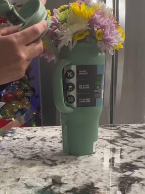 Ramo en vaso, así regale una tarjeta de regalo, feliz año nuevo, #cupbouquet #bouquetinacup #tutorial #DIY #giftcard #targetaderegalo #envolver #regalar #intercanbio  #gift #secretsanta #tiktokviral  #howto #utah 