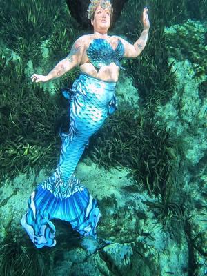 The queen has arrived 👑 #happynewyear #mermaids #mermaidswims #freediving #florida #allthingsmermaid #fyp 